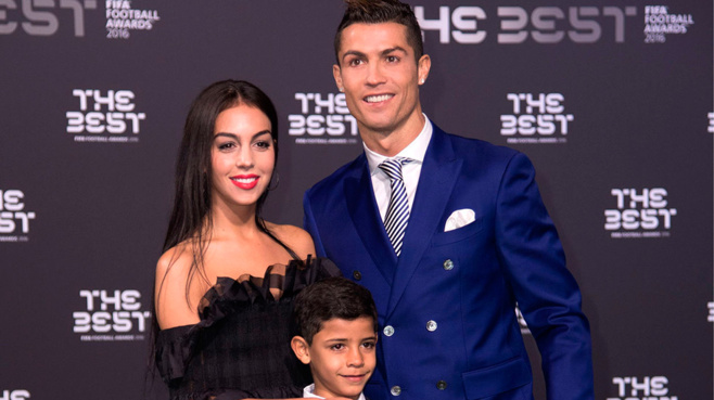 Cristiano Ronaldo bientôt père de jumeaux ?