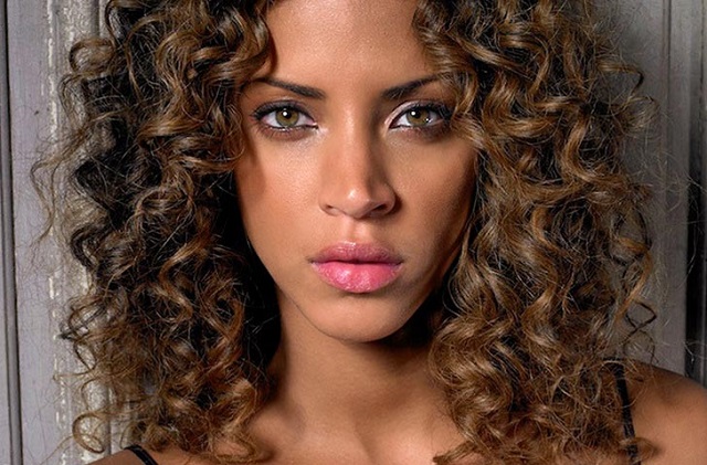 "Il en pense quoi Camille" sur C8: Noemie Lenoir a craqué sur un inconnu! "Il en pense quoi Camille" sur C8: Noemie Lenoir a craqué sur un inconnu!