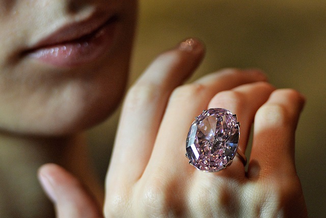 Record: Le diamant "Pink Star" vendu 71,2 millions de dollars ! Record: Le diamant "Pink Star" vendu 71,2 millions de dollars !