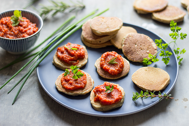 BLINIS DE SARRASIN AU DÉLICE DE TOMATES SÉCHÉES BLINIS DE SARRASIN AU DÉLICE DE TOMATES SÉCHÉES