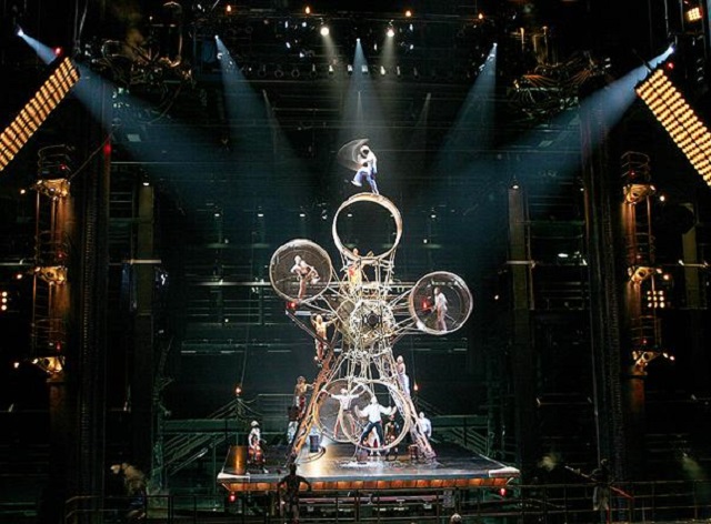 Un acrobate se rate pendant un saut sur une roue géante Un acrobate se rate pendant un saut sur une roue géante