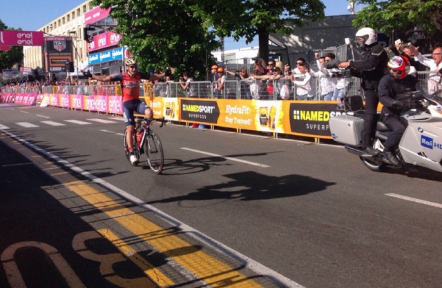 Tour d’Italie: un cycliste célèbre sa victoire… alors qu’il reste encore un tour ! Tour d’Italie: un cycliste célèbre sa victoire… alors qu’il reste encore un tour !