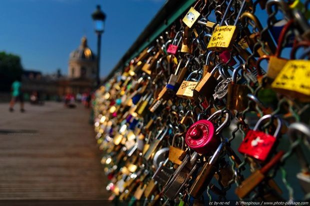 Les "cadenas d'amour" du pont des arts vendus aux enchères Les "cadenas d'amour" du pont des arts vendus aux enchères