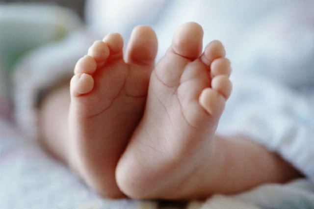 À peine né, ce bébé se met déjà à faire ses premiers pas!