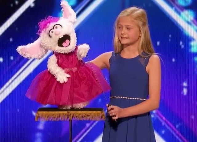 Une ventriloque de 12 ans éblouit le jury d'America's Got Talent Une ventriloque de 12 ans éblouit le jury d'America's Got Talent