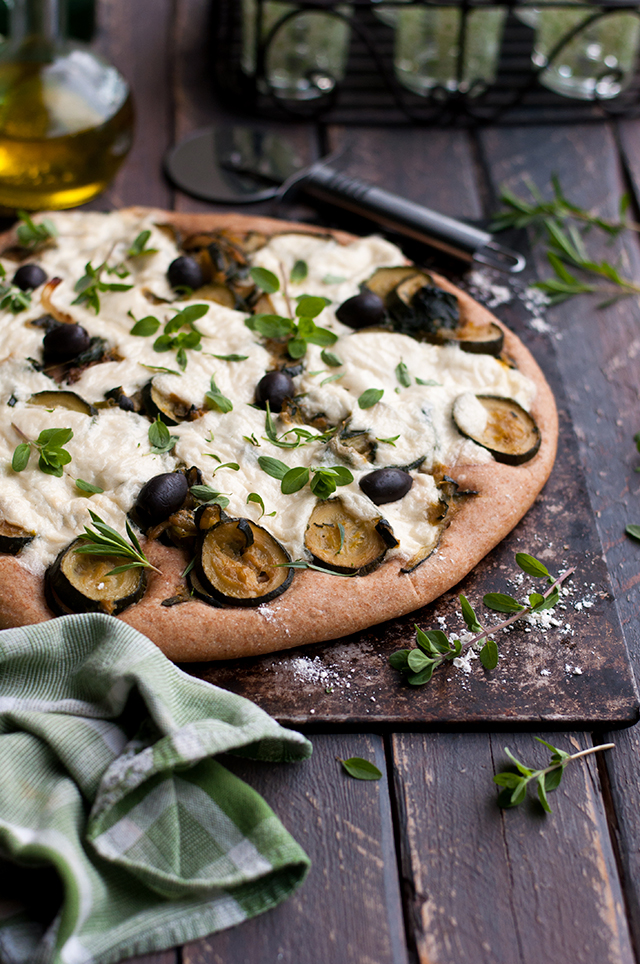 Pizza verde, aux courgettes, pistou et fromage végétal Pizza verde, aux courgettes, pistou et fromage végétal