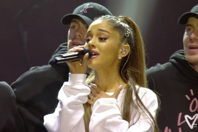 Les larmes d'Ariana Grande à l'issue de son concert hommage One Love Manchester Les larmes d'Ariana Grande à l'issue de son concert hommage One Love Manchester