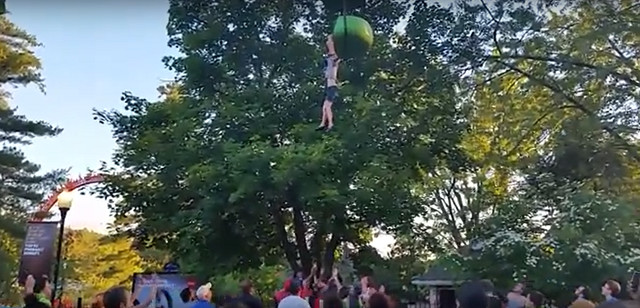 Suspendue dans le vide à une nacelle de manège, elle est rattrapée par la foule Suspendue dans le vide à une nacelle de manège, elle est rattrapée par la foule