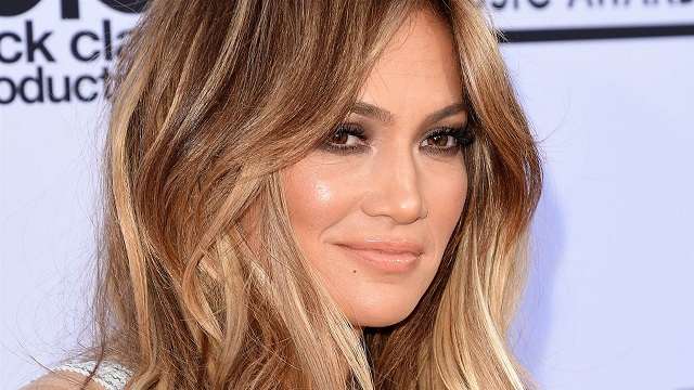 Jennifer Lopez: ultra sexy dans une robe transparente pour ses 48 ans