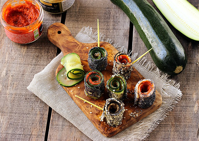 makis de courgette et radis noir, olivade et délice de tomate séchée makis de courgette et radis noir, olivade et délice de tomate séchée