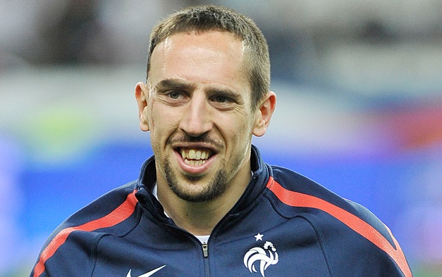 Franck Ribéry défait les lacets de l'arbitre en plein match! Franck Ribéry défait les lacets de l'arbitre en plein match!