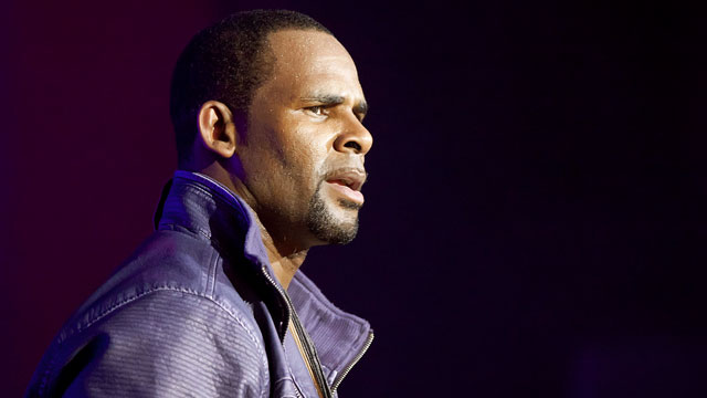 R. Kelly, prédateur sexuel: une autre jeune femme témoigne R. Kelly, prédateur sexuel: une autre jeune femme témoigne