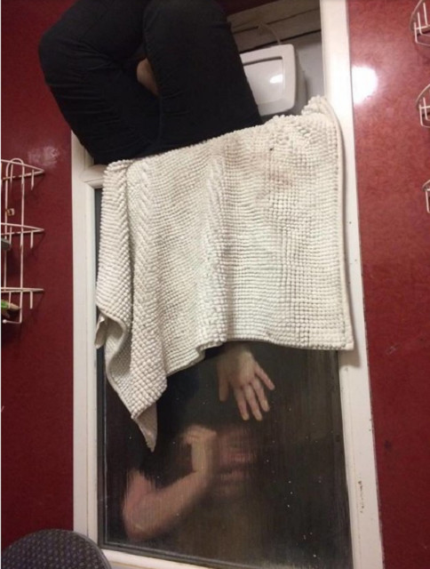 Elle tente de récupérer son caca chez son "match" Tinder et ça se termine très mal! Elle tente de récupérer son caca chez son "match" Tinder et ça se termine très mal!