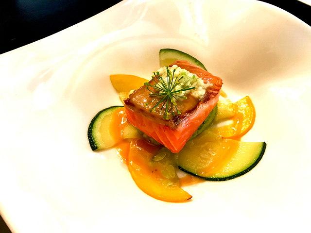 Saumon mi-cuit, beurre d’orange, rosace de courgettes et tartare de pomme verte et fenouil Saumon mi-cuit, beurre d’orange, rosace de courgettes et tartare de pomme verte et fenouil