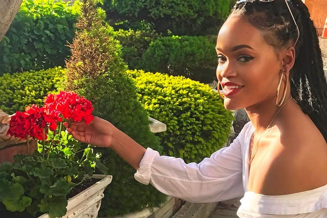 Rihanna: Découvrez son sosie qui affole la toile! Rihanna: Découvrez son sosie qui affole la toile!