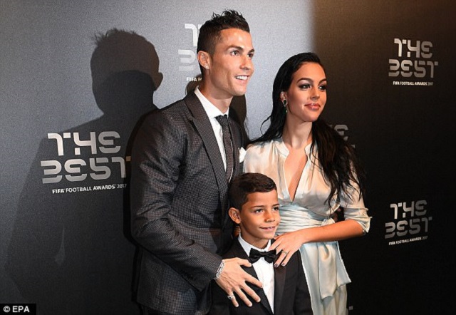 Cristiano Ronaldo: heureux en famille pour recevoir le prix du joueur de l'année