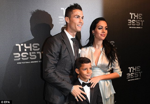 Cristiano Ronaldo: heureux en famille pour recevoir le prix du joueur de l'année Cristiano Ronaldo: heureux en famille pour recevoir le prix du joueur de l'année
