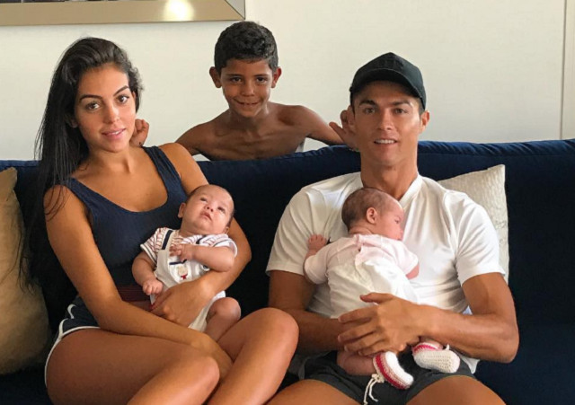 Cristiano Ronaldo et Georgina Rodriguez dévoilent les prénoms de leur fille sur Instagram!