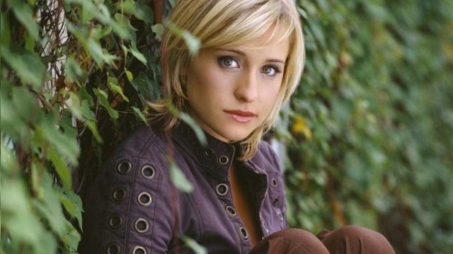 Smallville: l'actrice Allison Mack à la tête d’une secte sexuelle Smallville: l'actrice Allison Mack à la tête d’une secte sexuelle