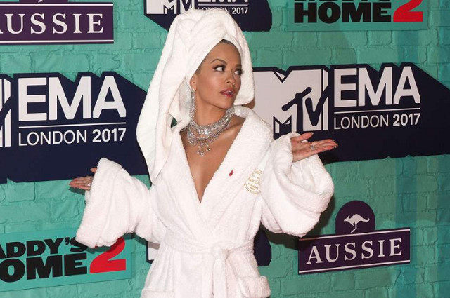 MTV EMA 2017: Rita Ora, la maîtresse de la cérémonie, ose le peignoir sur le tapis rouge MTV EMA 2017: Rita Ora, la maîtresse de la cérémonie, ose le peignoir sur le tapis rouge