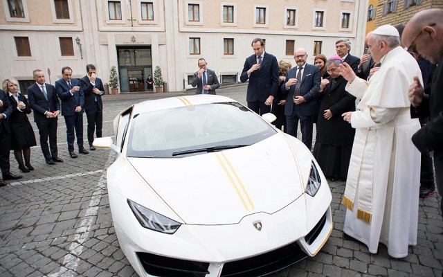 Vatican: une Lamborghini flambant neuve pour le pape François! Vatican: une Lamborghini flambant neuve pour le pape François!
