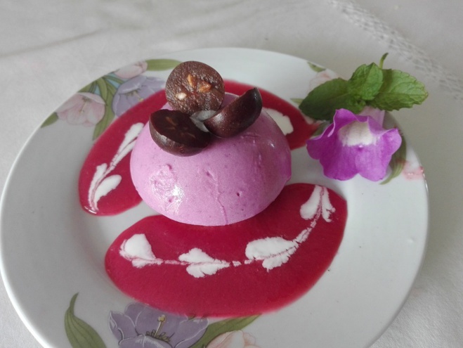 Mousse de Cambarre violet confit et coulis de goyavier