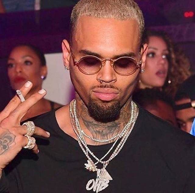 Le rappeur Chris Brown officialise avec sa nouvelle copine Le rappeur Chris Brown officialise avec sa nouvelle copine