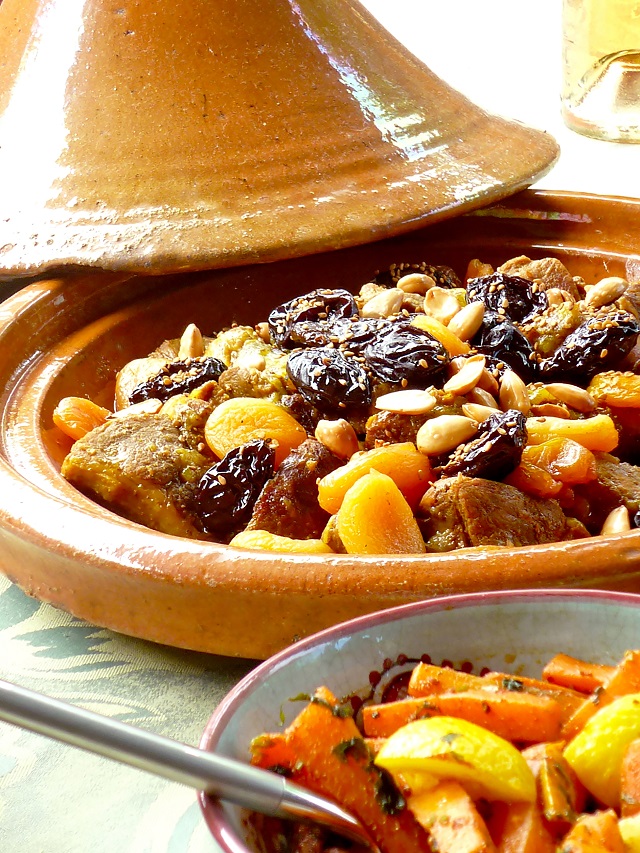Tajine d’Agneau aux pruneaux, abricots et amandes grillées Tajine d’Agneau aux pruneaux, abricots et amandes grillées