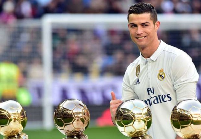 Cristiano Ronaldo présente ses cinq ballons d'or