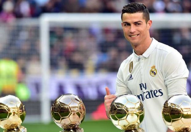 Cristiano Ronaldo présente ses cinq ballons d'or Cristiano Ronaldo présente ses cinq ballons d'or