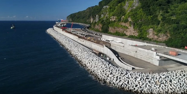 La Nouvelle Route du Littoral se dessine peu à peu au large des côtes réunionnaises. La Nouvelle Route du Littoral se dessine peu à peu au large des côtes réunionnaises.