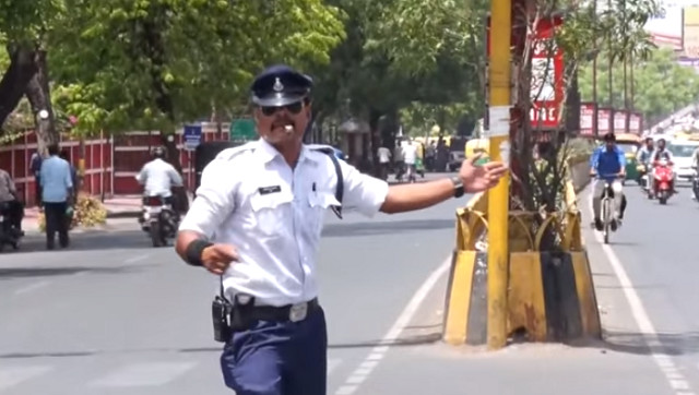 Inde: un poli­cier régule la circu­la­tion en moon­walk