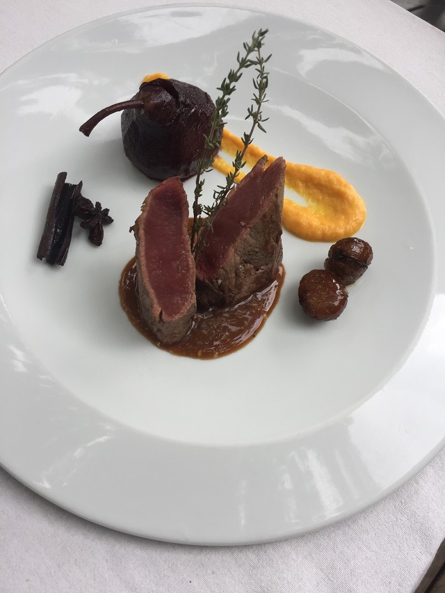 Noisette de chevreuil aux airelles, poire pochée, marrons au caramel beurre salé Noisette de chevreuil aux airelles, poire pochée, marrons au caramel beurre salé