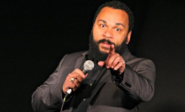 Dieudonné parvient à jouer son spectacle en se faisant passer pour une boîte de cosmétiques Dieudonné parvient à jouer son spectacle en se faisant passer pour une boîte de cosmétiques