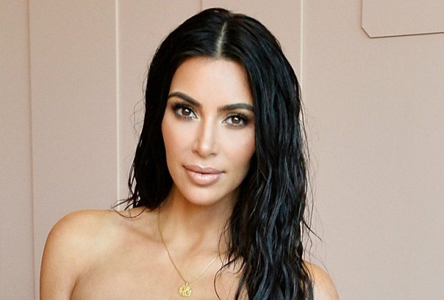 Kim Kardashian: seins nus en string ficelle, elle affole la Toile