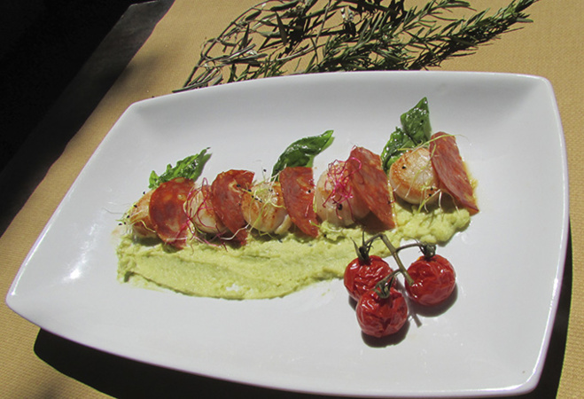 Recette - Poêlée de Saint-Jacques, velouté de petits pois et chips de chorizo