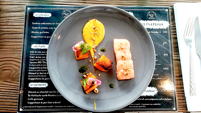 Saumon Ora King cuit à l’unilatéral, citrouille en texture, pesto de coriandre et éclats de noisettes Saumon Ora King cuit à l’unilatéral, citrouille en texture, pesto de coriandre et éclats de noisettes