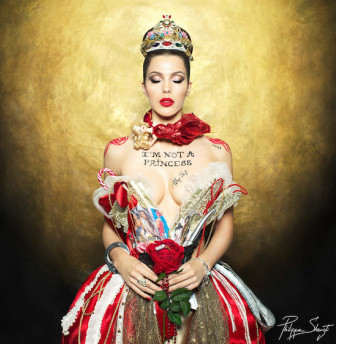 Iris Mittenaere, Miss Univers 2016, vendue aux enchères Iris Mittenaere, Miss Univers 2016, vendue aux enchères