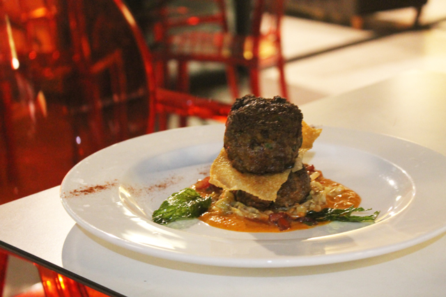 Kefta de bœuf, coulis de poivron rouge et chou blanc braise Kefta de bœuf, coulis de poivron rouge et chou blanc braise