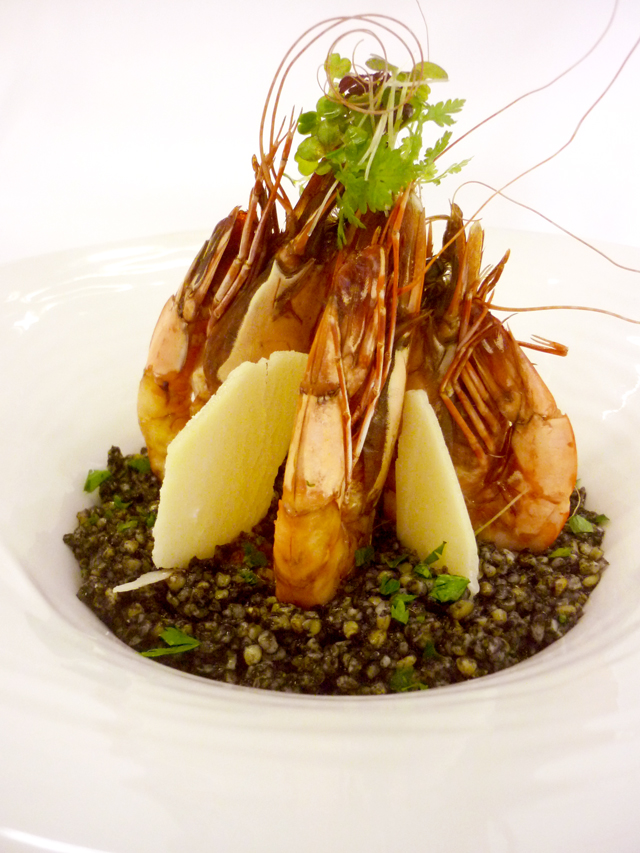 Camarons poêlés et persillés, risotto de boulgour à l’encre de seiche Camarons poêlés et persillés, risotto de boulgour à l’encre de seiche