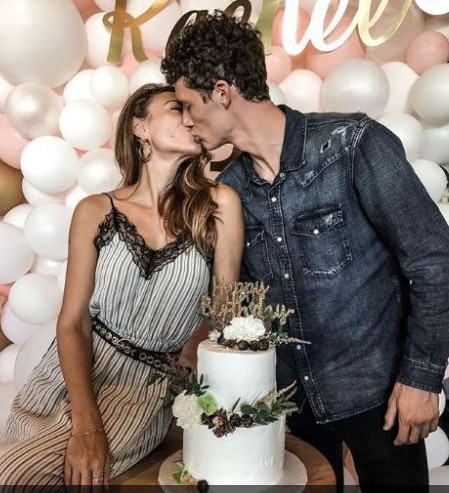 Doux baiser de Rachel Legrain-Trapani et Benjamin Pavard pour les 30 ans de la belle ! Doux baiser de Rachel Legrain-Trapani et Benjamin Pavard pour les 30 ans de la belle !