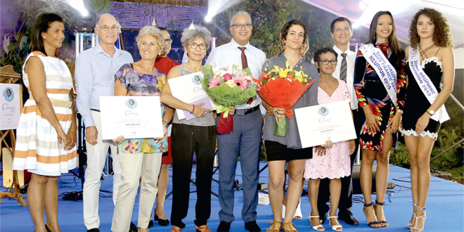 De gauche à droite : Guilaine Quessoi, conseillère départementale ; Serge Hoarau, conseiller départemental ; Dominique Maud Robert, 3ème Prix Célimène ; Derrière : Christine Chetty-Payet, marraine du Prix Célimène ; Guylène Lauret, 1er Prix Célimène ; Cyrille Melchior, Président du Conseil Départemental ; Julie Gascon, 3ème Prix Célimène ; Maryse Dache, conseillère départementale; Daniel Jean-Baptiste, conseiller départemental ; Morgane Soucramanien, Miss Réunion 2019 et sa 2ème dauphine, Annabelle Lebreton. De gauche à droite : Guilaine Quessoi, conseillère départementale ; Serge Hoarau, conseiller départemental ; Dominique Maud Robert, 3ème Prix Célimène ; Derrière : Christine Chetty-Payet, marraine du Prix Célimène ; Guylène Lauret, 1er Prix Célimène ; Cyrille Melchior, Président du Conseil Départemental ; Julie Gascon, 3ème Prix Célimène ; Maryse Dache, conseillère départementale; Daniel Jean-Baptiste, conseiller départemental ; Morgane Soucramanien, Miss Réunion 2019 et sa 2ème dauphine, Annabelle Lebreton.