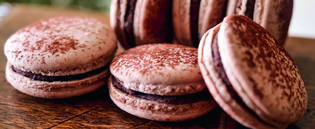 Une pièce montée de macarons