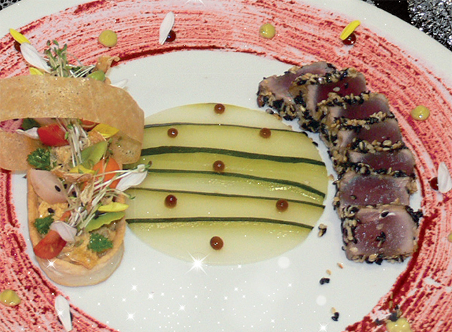 Tataki de Thon au sésame blanc et noir et jardinière de légumes pickles aux rillettes de marlin
