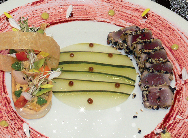 Tataki de Thon au sésame blanc et noir et jardinière de légumes pickles aux rillettes de marlin Tataki de Thon au sésame blanc et noir et jardinière de légumes pickles aux rillettes de marlin