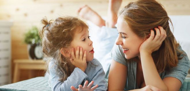 Comment aider votre enfant à raconter sa journée avec les bonnes questions Comment aider votre enfant à raconter sa journée avec les bonnes questions