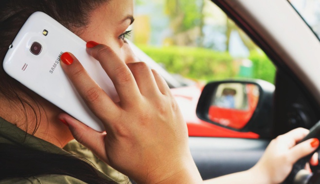 Le smartphone au volant, fléau de la route