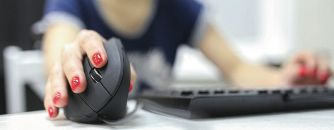 Les souris verticales au secours des employés de bureau et des joueurs