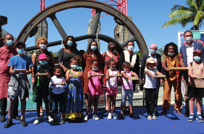 Les officiels et des enfants réunis à l’issue du discours de Huguette Bello, présidente de la Région Réunion.