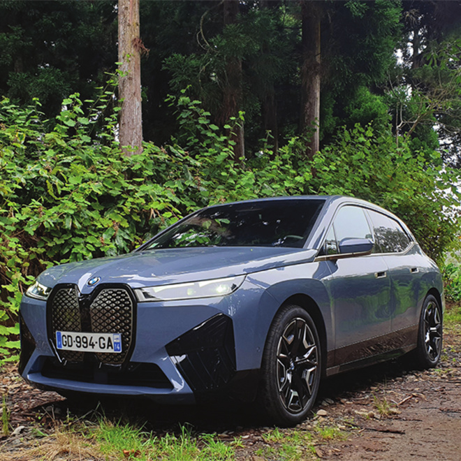 BMW iX xDrive 40 Sport Line Le gros SUV électrisant de l’hélice